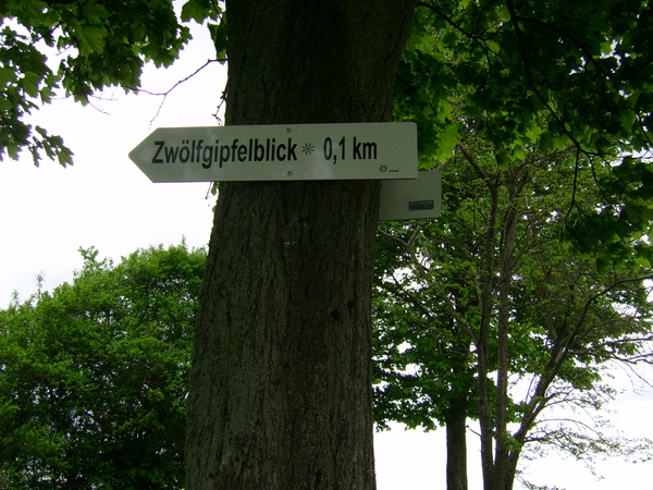 E_509-S010-W001%20Abzweigung%20Hinweis%20Zw%C3%B6lfgipfelblick.JPG