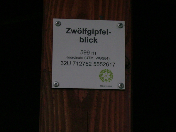 E_509-S011-W000%20Standortschild%20Zw%C3%B6lfgipfelblick.JPG